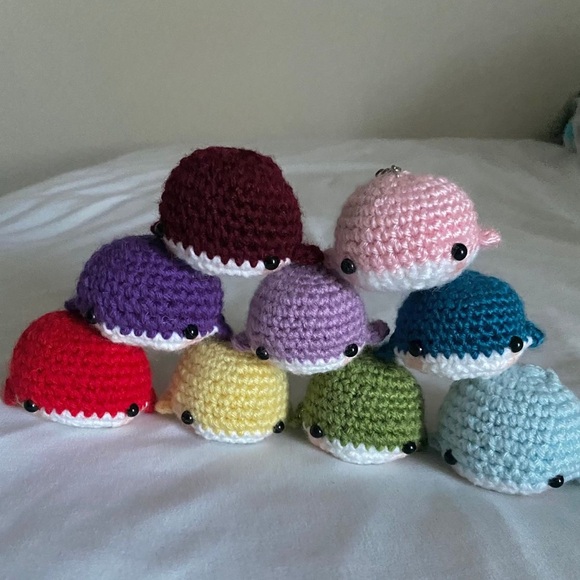 (Bundle of 6 keychains) Crochet mini whales - Picture 2 of 3